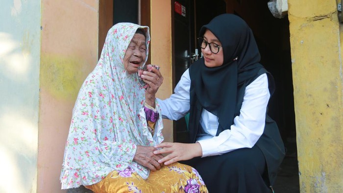 Nenek sebatang kara menangis di pelukan Ipuk Fiestiandani