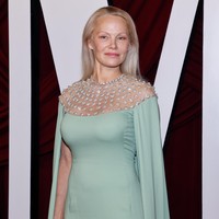 Saat diwawancara Elle, Pamela mengungkapkan alasannya kini tampil dengan makeup minimalis. Pencetusnya adalah kepergian makeup artist kepercayaannya, Alexis Vogel, yang meninggal karena kanker payudara. “Dia yang terbaik. Dan sejak itu, saya merasa, tanpa Alexis, lebih baik bagi saya untuk tidak memakai riasan, kata bintang serial Baywatch itu. Foto: FilmMagic/Taylor Hill