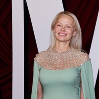 Ketika diwawancara Glamour, Pamela mengatakan dirinya tidak menentang makeup. Namun dia merasa penampilannya sekarang dengan makeup minimalis lebih baik ketimbang dirinya di usia 20-an. Foto: FilmMagic/Taylor Hill