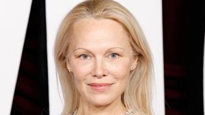 7 Foto Pamela Anderson dengan Makeup Minimalis, Alis Segaris