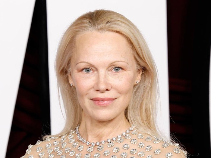 Penampilan Pamela Anderson menghadiri Glamour Women of the Year Awards