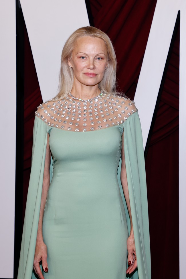 “Anda akan mencapai persimpangan jalan di usia 50-an, dan Anda bertanya, Apakah saya akan mengejar masa muda? Apakah saya akan merasa sengsara? Atau apakah saya akan menerima diri sendiri? Ini adalah sebuah latihan. Dan sulit untuk mengatakan bahwa Anda sedang mencoba semua ini jika Anda masih muncul di karpet merah dan sampul majalah dengan makeup tebal,” kata Pamela Anderson soal penampilannya yang kini dengan makeup minimalis. Foto: FilmMagic/Taylor Hill