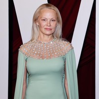 “Anda akan mencapai persimpangan jalan di usia 50-an, dan Anda bertanya, Apakah saya akan mengejar masa muda? Apakah saya akan merasa sengsara? Atau apakah saya akan menerima diri sendiri? Ini adalah sebuah latihan. Dan sulit untuk mengatakan bahwa Anda sedang mencoba semua ini jika Anda masih muncul di karpet merah dan sampul majalah dengan makeup tebal,” kata Pamela Anderson soal penampilannya yang kini dengan makeup minimalis. Foto: FilmMagic/Taylor Hill