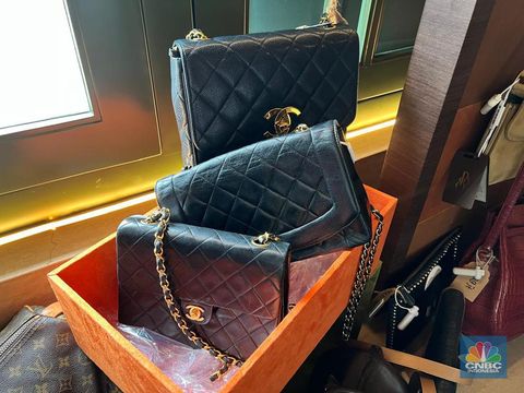 pameran-tas-belle-kate-dalam-acara-investasi-tas-vintage-di-jakarta-rabu-9102024-cnbc-indonesiahadijah-alaydrus-3_43 Barang-barang vintage yang mewah semakin populer, apakah bisa dijadikan investasi?