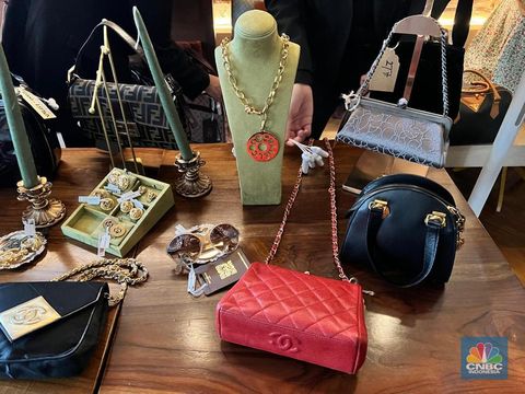 pameran-tas-belle-kate-dalam-acara-investasi-tas-vintage-di-jakarta-rabu-9102024-cnbc-indonesiahadijah-alaydrus-4_43 Barang-barang vintage yang mewah semakin populer, apakah bisa dijadikan investasi?