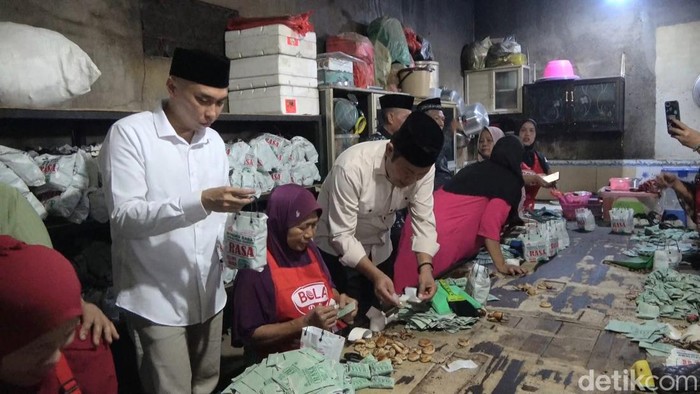 Pasangan Yuhronur Effendi-Dirham Akbar Aksara saat berkunjung dan melihat proses produksi Wingko Babat