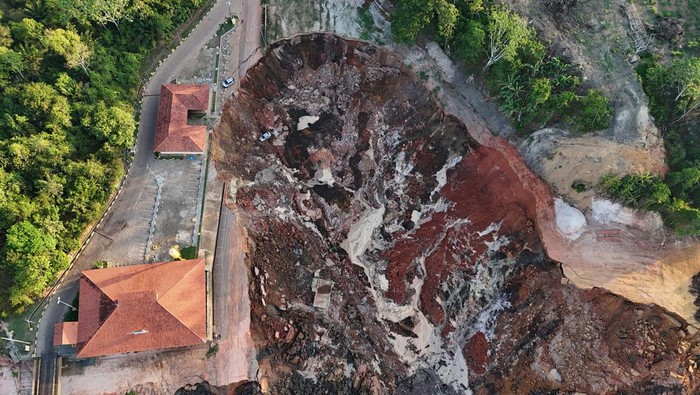 A drone view of a destroyed port after the worst-ever recorded drought provoked a landslide on the banks of the Solimoes River in Manacapuru, Amazonas State, Brazil, October 8, 2024. REUTERS/Bruno Kelly     TPX IMAGES OF THE DAY
