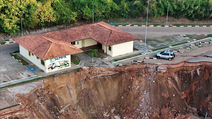 A drone view of a destroyed port after the worst-ever recorded drought provoked a landslide on the banks of the Solimoes River in Manacapuru, Amazonas State, Brazil, October 8, 2024. REUTERS/Bruno Kelly     TPX IMAGES OF THE DAY