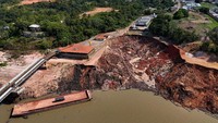 Foto udara tanah longsor di Pelabuhan Terra Preta, Manacapuru, Amazonas, Brasil, Selasa (8/10/2024).  