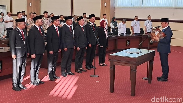 Pelantikan komisioner KPID Sulsel masa jabatan 2024-2027 di kantor Gubernur Sulsel, Jalan Urip Sumoharjo, Makassar, Rabu (9/10/2024).