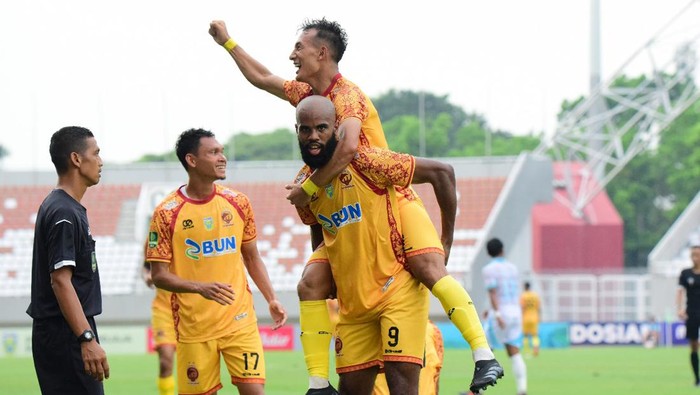 Pemain Sriwijaya FC Chencho (atas)