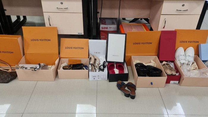 Penampakan 15 barang berupa tas hingga sepatu branded yang disita Polda Riau. (dok. Polda Riau)