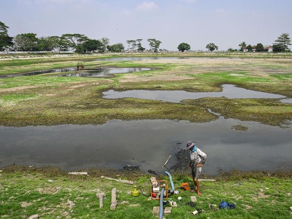 Penampakan Air Waduk Kronjo Tangerang Menyusut Drastis