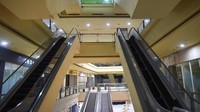 Pengunjung berjalan di salah satu lorong Mal Plaza Mulia, Samarinda, Kalimantan Timur, Selasa (8/10/2024).   