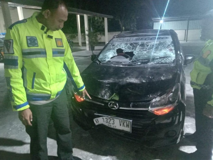 Penampakan mobil Ayla yang jadi sasaran amukan warga usai tabrak dua motor di Sleman. Foto diunggah Rabu (9/10/2024).