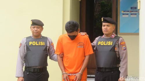 EDW alias Hendrik, pelaku pencabulan sesama jenis, saat dihadirkan di Mapolsek Gamping, Sleman, Rabu (9/10/2024).