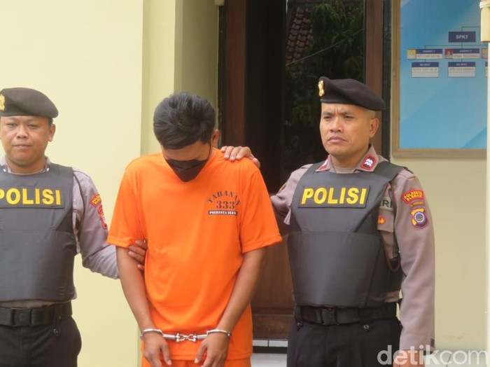 EDW alias Hendrik, pelaku pencabulan sesama jenis, saat dihadirkan di Mapolsek Gamping, Sleman, Rabu (9/10/2024).