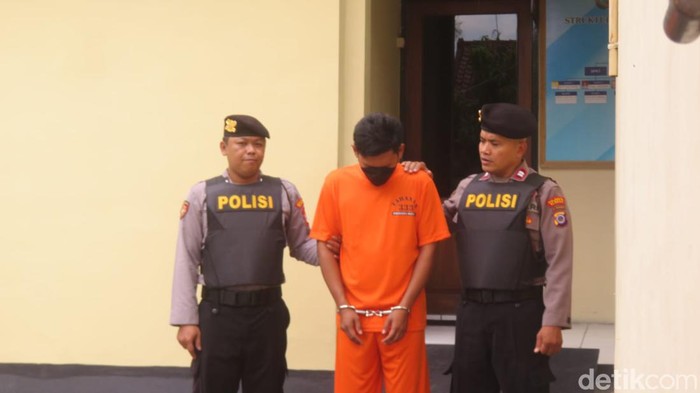 EDW alias Hendrik, pelaku pencabulan sesama jenis, saat dihadirkan di Mapolsek Gamping, Sleman, Rabu (9/10/2024).