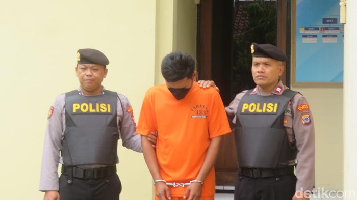 EDW alias Hendrik, pelaku pencabulan sesama jenis, saat dihadirkan di Mapolsek Gamping, Sleman, Rabu (9/10/2024).