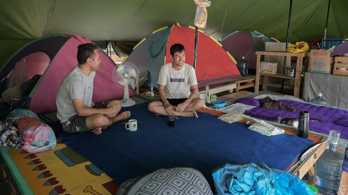 Pencari Suaka Tinggal di Tenda Penampungan Sementara Kalideres Seorang pencari suaka beristirahat di dalam tenda tempat penampungan sementara di Kalideres, Jakarta Barat, Rabu (9/10/2024). Sebanyak 90 pencari suaka asal Pakistan dan Afghanistan kini tinggal di tenda tempat penampungan sementara karena gedung eks Kodim Jakarta Barat yang sebelumnya mereka tinggali dilakukan renovasi. ANTARA FOTO/Fauzan/rwa.