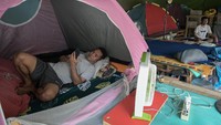 Sebanyak 90 pencari suaka asal Pakistan dan Afghanistan kini tinggal di tenda tempat penampungan sementara.
