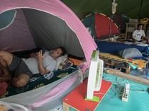 Pencari Suaka Tinggal di Tenda Penampungan Sementara Kalideres