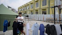Mereka tinggal di tenda karena gedung eks Kodim Jakarta Barat yang sebelumnya mereka tinggali dilakukan renovasi.
