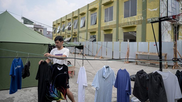 Pencari Suaka Tinggal di Tenda Penampungan Sementara Kalideres Seorang pencari suaka beristirahat di dalam tenda tempat penampungan sementara di Kalideres, Jakarta Barat, Rabu (9/10/2024). Sebanyak 90 pencari suaka asal Pakistan dan Afghanistan kini tinggal di tenda tempat penampungan sementara karena gedung eks Kodim Jakarta Barat yang sebelumnya mereka tinggali dilakukan renovasi. ANTARA FOTO/Fauzan/rwa.