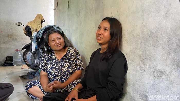 Pendaki asal Kota Semarang, Naomi Daviola (17) dan ibunya saat ditemui di rumahnya di Kelurahan Karangroto, Kecamatan Genuk, Kota Semarang, Rabu (9/10/2024).