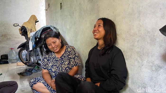 Pendaki asal Kota Semarang, Naomi Daviola (17) dan ibunya saat ditemui di rumahnya di Kelurahan Karangroto, Kecamatan Genuk, Kota Semarang, Rabu (9/10/2024).