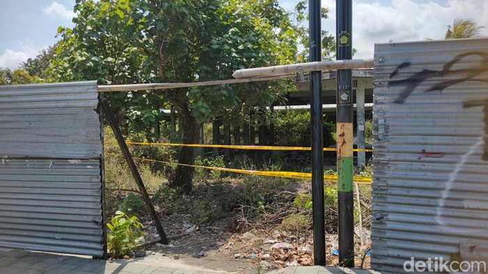 Kondisi TKP penemuan mayat tergantung di eks Pasar Hewan Gawok, Kelurahan Wates, Kapanewon Wates, Kulon Progo, Rabu (9/10/2024).