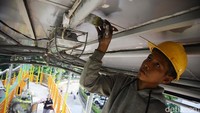 Peremajaan tersebut meliputi pengecatan area JPO dan mengganti plat lantai jembatan.  