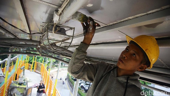 Peremajaan JPO Kuningan Madya Aini Jakarta Pekerja sedang melakukan peremajaan JPO Kuningan Madya Aini di Jalan Rasuna Said, Jakarta, Rabu (9/10/2024). Peremajaan itu untuk memberikan kenyamanan pejalan kaki.