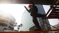 JPO itu dicat ulang biar terlihat bersih.  
