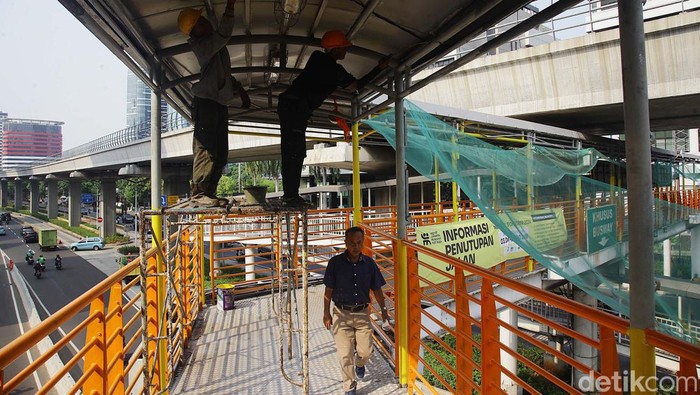 Pekerja sedang melakukan peremajaan JPO Kuningan Madya Aini di Jalan Rasuna Said, Jakarta, Rabu (9/10/2024). Peremajaan itu untuk memberikan kenyamanan pejalan kaki.