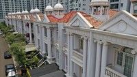 detikProperti mengunjungi rumah sosialita dan pengusaha Priscilla Yong, yakni salah satu pemilik rumah atas mal, Selasa (8/10). Arsitektur rumahnya bergaya klasik yang ditandai dari pilar, bentuk atap segitiga, hingga ukiran tegas. Unit rumah tersebut berdiri di atas tanah seluas 152 m2, sementara luas bangunannya 242 m2. Foto: Tri Aljumanto