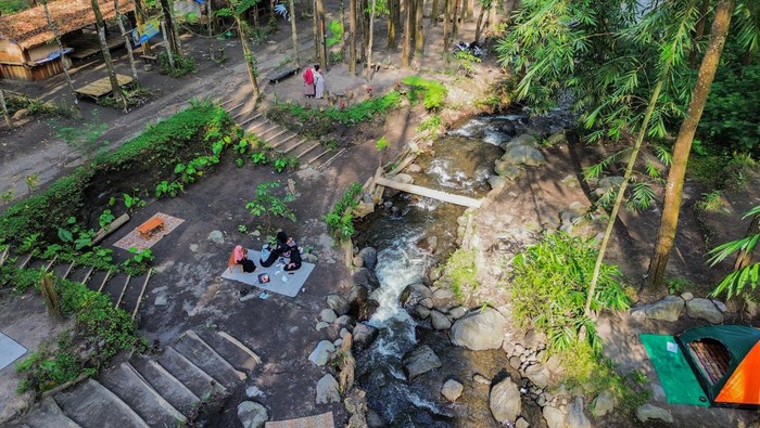 Pesona Kali Pinusan PoncosumoΒ di Lumajang Foto udara sejumlah wisatawan mengunjungi Kali Pinusan Poncosumo di Lumajang, Jawa Timur, Rabu (9/10/2024). Perum Perhutani Kesatuan Pemangkuan Hutan (KPH) Probolinggo bekerjasama dengan BUMDes setempat mengembangkan wana wisata untuk meningkatkan produktivitas lahan kawasan hutan produksi. ANTARA FOTO/Irfan Sumanjaya/foc.