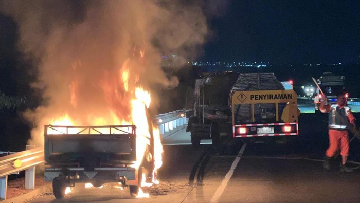 Pikap terbakar di Tol Gemol-Pasuruan