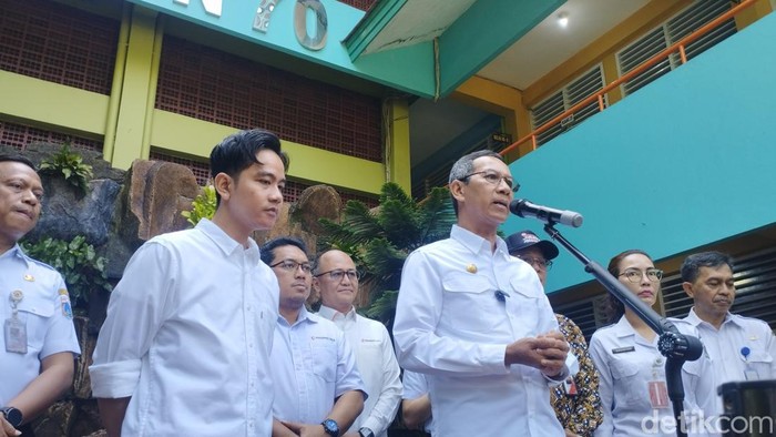 Pj Gubernur DKI Jakarta Heru Budi Hartono didampingi wakil presiden terpilih Gibran Rakabuming Raka (Belia/detikcom).