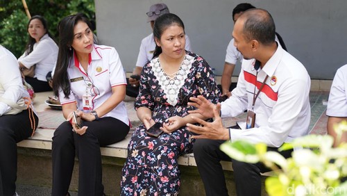 PMI Lebanon, Dek Sri, saat dikunjungi Disnaker Gianyar di Desa Pejeng Kaja, Kecamatan Tampaksiring, Rabu (9/10/2024). (Foto : dok Disnaker Gianyar).