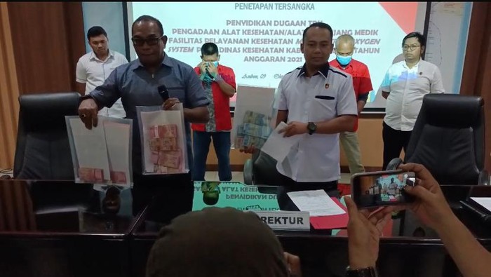 Direktur Reskrimsus Polda Maluku, Kombes Hujrah Soumena menunjukan barang bukti berupa uang.(Foto Humas Polda Maluku)