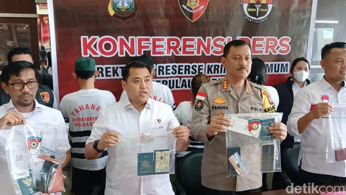 Polisi mengamankan WNA asal Malaysia yang menjadi pengurus PMI ilegal di Batam. (Alamudin Hamapu/detikSumut)