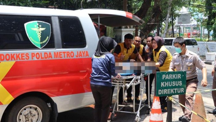 Polisi mengevakuasi wanita yang menceburkan diri bersama bayinya di salah satu dermaga di Ancol. (ANTARA/HO-Polres Kep Seribu)