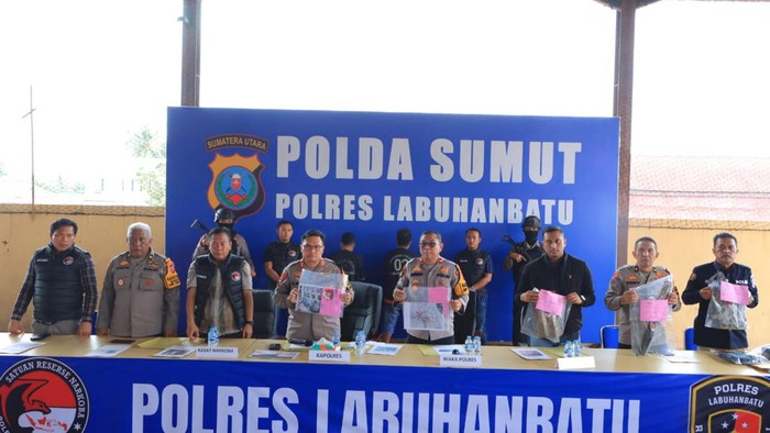 Polisi saat merilis kasus narkoba dan pembakaran rumah wartawan yang dilakukan Khairul Arifin.