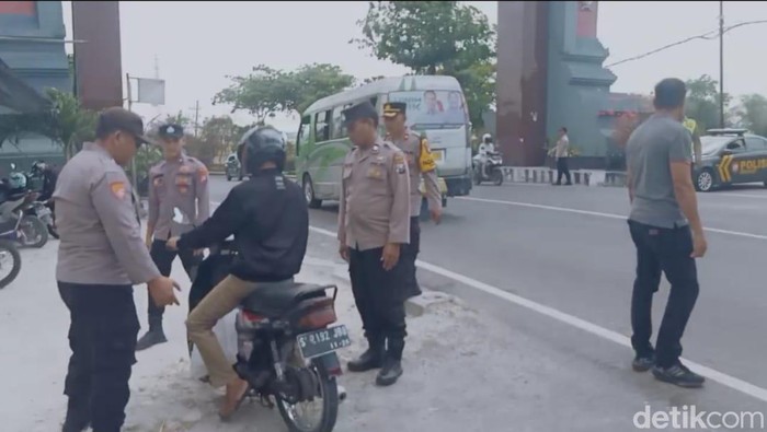 Polres Lamongan lakukan penyekatan jelang laga Persibo Vs Persela di Bojonegoro