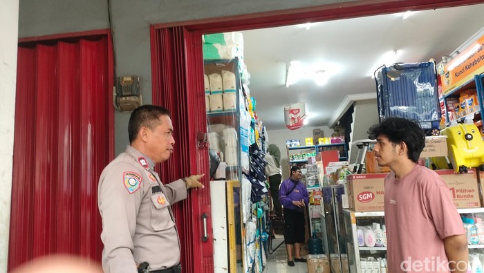 Polres Metro Depok mengecek toko susu yang dibobol maling. (Devi Puspitasari/detikcom)