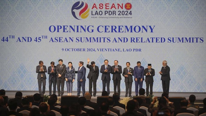 Potret Wapres Ma'ruf Amin Hadiri KTT ASEAN di Laos From left to right, Myanmar's Foreign Ministry Permanent Secretary Aung Kyaw Moe, Philippine's President Ferdinand Marcos Jr., Singaporean Prime Minister Lawrence Wong, Thailand's Prime Minister Paetongtarn Shinawatra, Vietnamese Prime Minister Pham Minh Chinh, Laos' President Thongloun Sisoulith, Laos' Prime Minister Sonexay Siphandone, Malaysian Prime Minister Anwar Ibrahim, Brunei Sultan Hassanal Bolkiah, Cambodian Prime Minister Hun Manet, Indonesian Vice President Ma'ruf Amin, and East Timorese Prime Minister Xanana Gusmao applaud after a photo session during the opening ceremony of the Association of South East Asian Nations (ASEAN) Summit in Vientiane, Laos, Wednesday, Oct. 9, 2024. (AP Photo/Dita Alangkara)