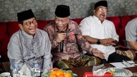 Kiai Muhyidin lantas menyinggung soal minimnya gaji guru madrasah yang hanya berkisar Rp 1,5 juta.  