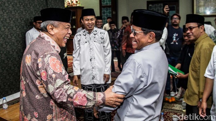 Pramono Dicurhati Kiai NU Jakarta soal Gaji Guru Honorer Madrasah Pasangan cagub-cawagub, Pramono Anung-Rano Karno bertemu Rais Syuriah PWNU Jakarta KH Muhyidin Ishaq. Pramono-Doel dicurhati soal kecilnya gaji guru honorer madrasah.