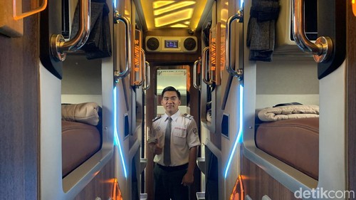 Pramugara sleeper bus Juragan99 rute Denpasar-Malang akan melayani penumpang selama perjalanan.